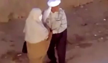 הילדה העירה את הילד עם סרטי סקס מהעולם חינם הלשון.