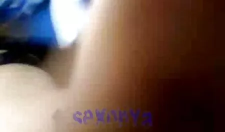 בחורה בלי תחתונים סרטי סקס חינם למבוגרים עוברת ליד הבריכה.