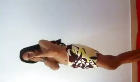 בלונדינית עליזה מוכנה להשוויץ מתחת סרטים סקס חינם חזה גדול לחצאית שלה