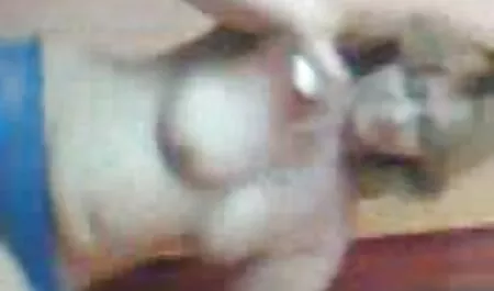 האיש סרטי פורנו לצפיה בחינם מושך באיטיות את התחת והגניחות של החברה שלו.