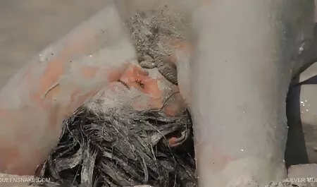 סטריפטיז על נערת סרטים פנוגרפים המצלמה בחותלות.