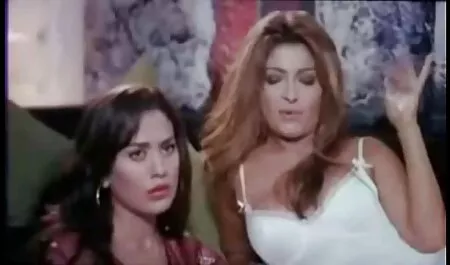 יושב על המצלמה בכיסא נהנה מוט אדום סרטי פונו חינם