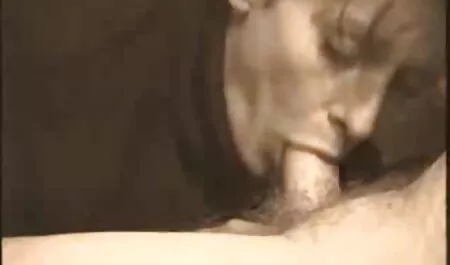עושה את סרטי סקס חינם ללא תשלום התחת הבלונדיני בתחת קרמפי