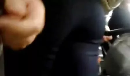 אישה יפה עם סרטי פורנו לצפיה ישירה חינם כוס מגעיל זורקת את עצמה על ספה שחורה