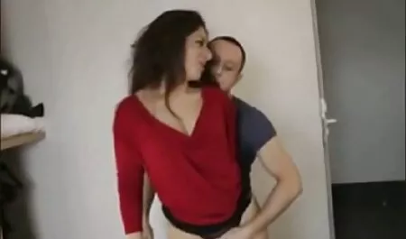 בחורה שווה מוצצת עירומה סרטי סק בחינם ונכנסת למקלחת.