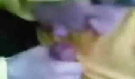 ליק נתן את כיתה ה ' סרטי בקס חינם לשתי בלונדיניות כדי להתחמם.