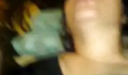 בלונדינית רזה מנוסה סרט החלפת זוגות בגרביונים