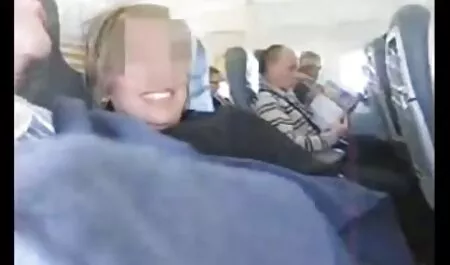אישה בתחתונים מוצצת סרט אירוטי באורך מלא לבלואו.