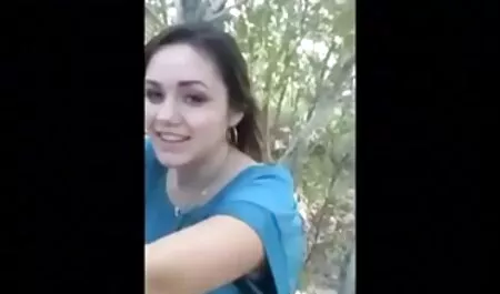 דודה עם מכנסיים ורודים קוקסינליות סרטים חינם נוגעת בציצים גדולים במטבח.