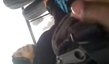 ים של שפיך עם ציפורניים אדומות על רגליים פארטיפורנו