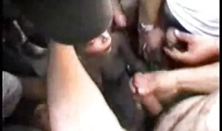 המורה המבוגר שם הכל פארטיפורנו בצד כדי לזיין.