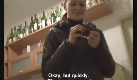 גברת יפה נוגעת בחתולים במדרגות. סרטי סקס חינם ישראלים