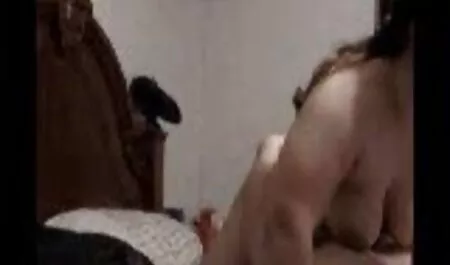 הגוף משומן בקרם סרטי פורנו לצפייה ישירה הגנה והתחיל לאונן.