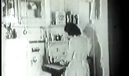 נוכחותם של המשחררים סרטי סקס מלא חינם של אוסטיו בדיאלוג שלהם, אלנקה הראתה את המכנסיים שלה.