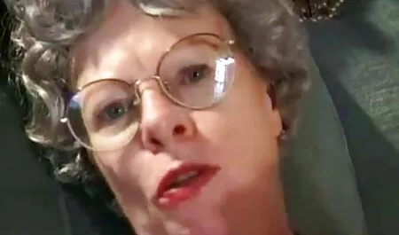 אישה צעירה פורנו סרטי סקס חינם אוכלת על שפתיה.