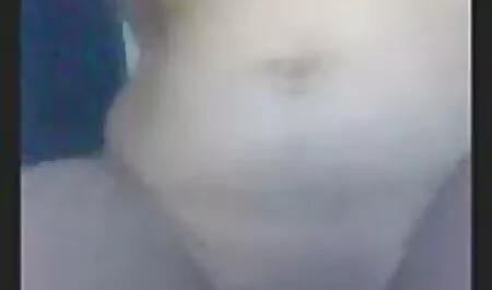 החברה נמתחה על סרט סקב שולחן המטבח, ניגוב בין הרגליים.