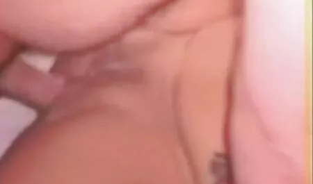 הוא התיישב שם וזרק את המפלצת סרט כחול חינם למיטה.