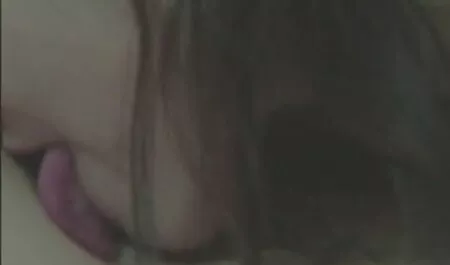 ג ' וליה סרטי בקס חינם ודשה מענישות את אחד העבדים הרוסיים הכנועים עם אנוסלינגים.