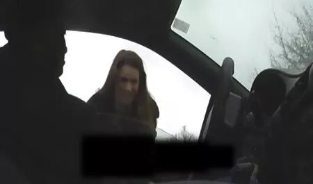 אחרי שקפצה למטבח, התרנגולת סרטיםxnxx אוננה באצבעותיה.