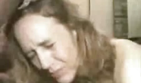 היא הזמינה חברים, ושלושה מהם עשו כלבה זנותית ליום ההולדת שלה סרטים כחולים בעברית בחינם
