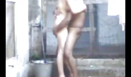 שטיפת גוף ופירסינג במצלמה נסתרת סרטי גייז באורך מלא בחדר האמבטיה