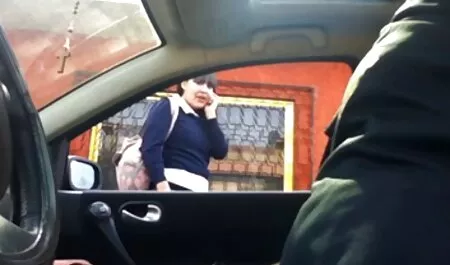 היא נתנה לילדה גדולה לזיין את סרטי קוקהולד חינם התחת שלה על הרצפה