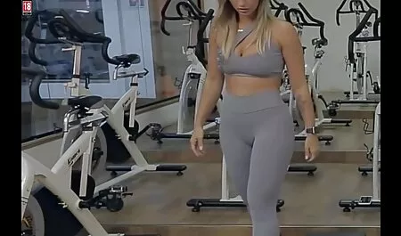 אדם עם משקפיים מדמיין מציאות סרטי סקס חינם לצפייה ישירה מדומה