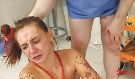 חבר של בחורה התעורר לכתוב על הרצפה ליד המיטה סרט מין חינם עשה בריכה