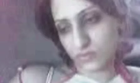 תחת גדול מתחת למקלחת שובר ציצים גדולים. סרטים פנוגרפים