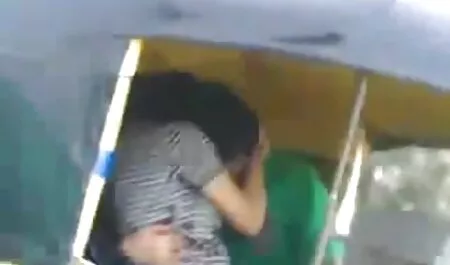 הפטמות של מציצה סרטון הברך במסכת הפניזם נשאבות.
