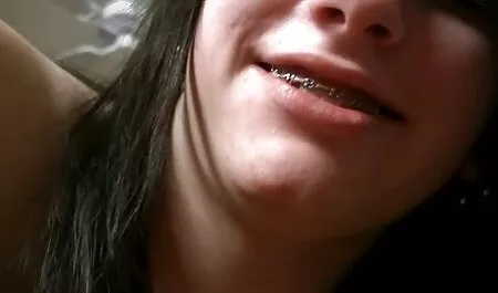 אדום יושב על האסלה, מתחבא ורועד סרטי גייז ישראלים חינם בו זמנית.
