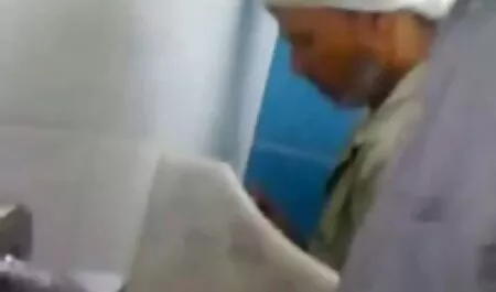 היא נתנה כלבה לחבר והענישה אותו קשות מתחת לעץ פארטיפורנו חג המולד.