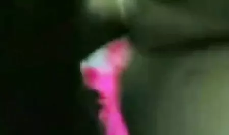 זונה רזה עם תחבושת על סרטים פורנו בחינם ידה מוצצת בעדינות.