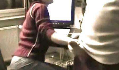 הזוג המבוגר נרגע בזמן שהוא יושב סרטי סקס חינם במשרד על כיסא מטופש.