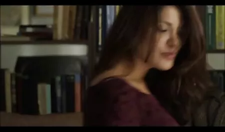 דודה פארטיפורנו עם שיער קצר ואינטימי החליטה לאונן.