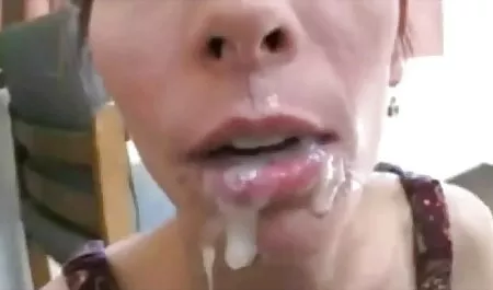 שלוש לסביות מזדיינים עם סטרפון ופאלוס. סרטי סקס חינם בגידות