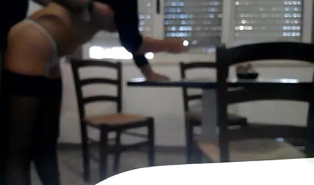זונות מחליפות בגדים על הרצפה סרטי סקס חינם להורדה לפני העבודה.